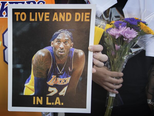 Скорбящие с фотографией погибшего баскетболиста Коби Брайанта в Лос-Анджелесе  - Sputnik Таджикистан