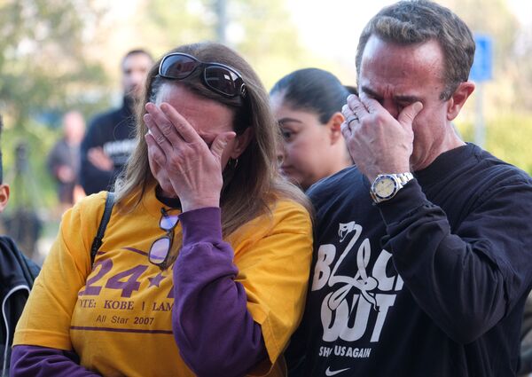 Плачущие люди на акции памяти баскетболиста Коби Брайанта в Калифорнии - Sputnik Таджикистан