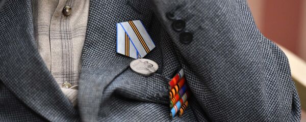 Ветерану ВОВ Олегу Соболеву вручили юбилейную медаль  - Sputnik Таджикистан