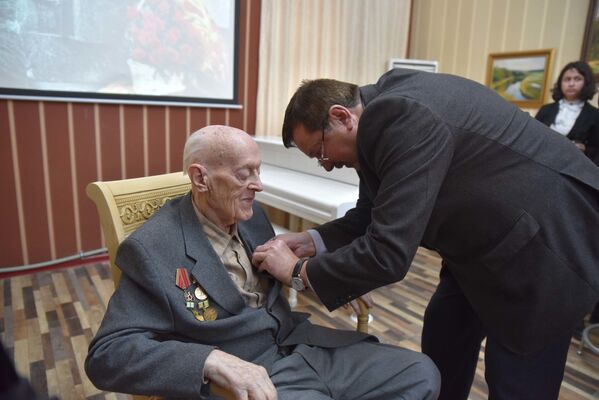 Ветерану ВОВ Олегу Соболеву вручили юбилейную медаль  - Sputnik Таджикистан
