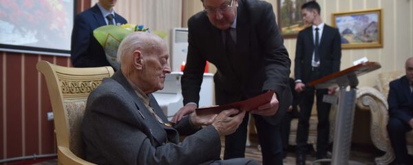 Ветерану ВОВ Олегу Соболеву вручили юбилейную медаль  - Sputnik Таджикистан