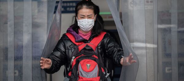 Китаянка в защитной маске Китаянка в защитной маске - Sputnik Таджикистан