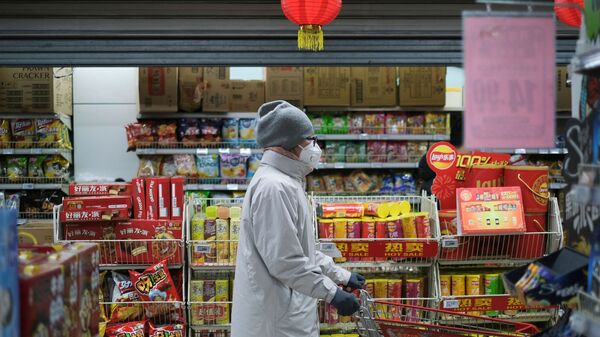 Женщина в защитной маске в китайском супермаркете - Sputnik Таджикистан