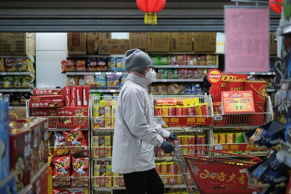 Женщина в защитной маске в китайском супермаркете - Sputnik Тоҷикистон