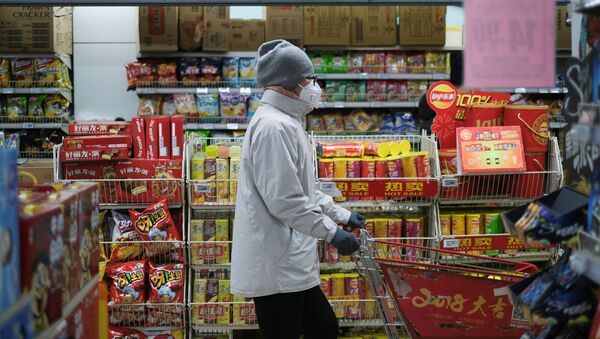Женщина в защитной маске в китайском супермаркете - Sputnik Таджикистан