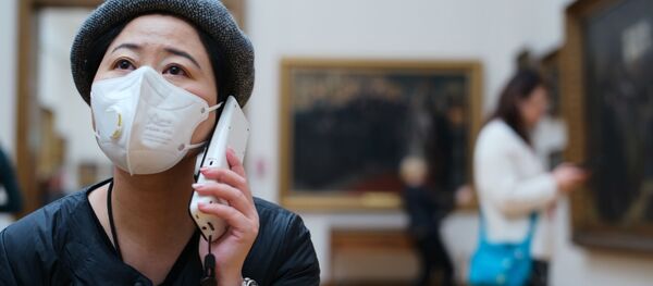Посетительница музея в Москве в медицинской маске - Sputnik Таджикистан