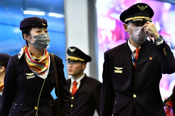 Экипаж воздушного судна в медицинских маска в аэропорту Ванкувера в Ричмонде, Канада - Sputnik Тоҷикистон