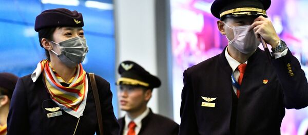 Экипаж воздушного судна в медицинских масках Экипаж воздушного судна в медицинских масках - Sputnik Таджикистан