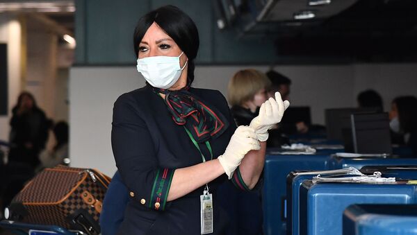 Сотрудница аэропорта в маске и перчатках до проверки пассажиров в Риме  - Sputnik Тоҷикистон