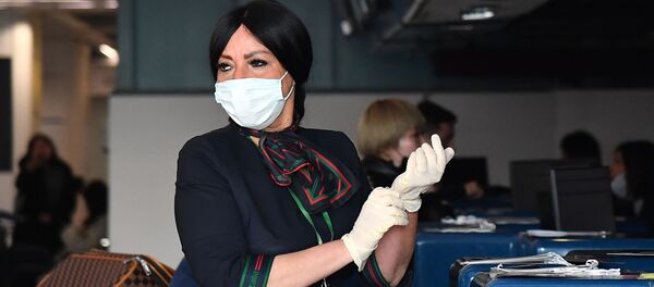 Сотрудница аэропорта в маске и перчатках до проверки пассажиров в Риме  - Sputnik Тоҷикистон