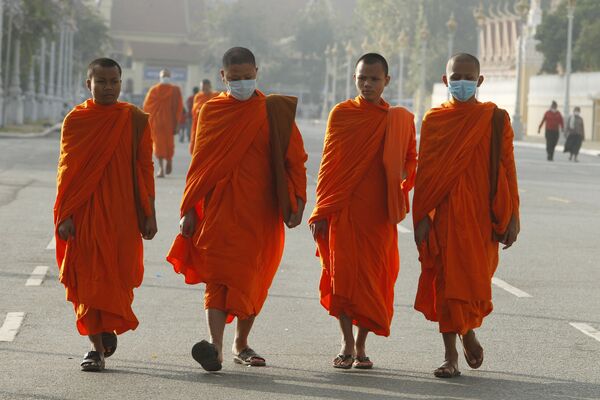 Буддийские монахи в масках в Камбоджи  - Sputnik Тоҷикистон