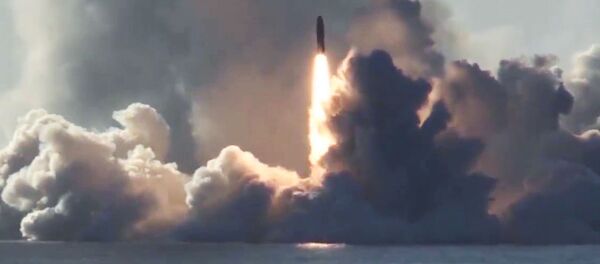 Запуск ракеты Булава по полигону Кура с подводного крейсера Юрий Долгорукий в Белом море - Sputnik Таджикистан