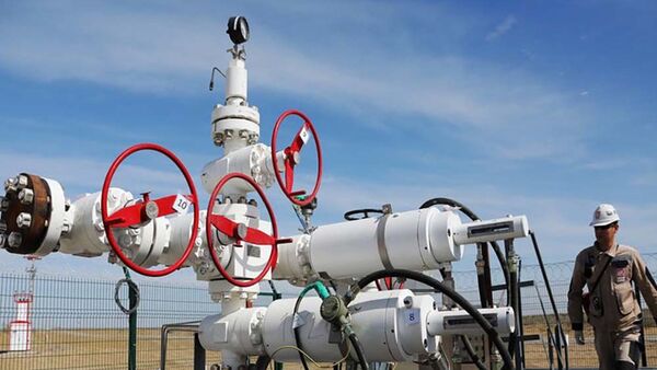 Нефтеперегонный завод, архивное фото - Sputnik Таджикистан