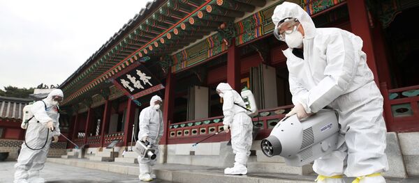 Чиновники из центра общественного здравоохранения санируют традиционный дворец в Сувоне, Южная Корея - Sputnik Тоҷикистон