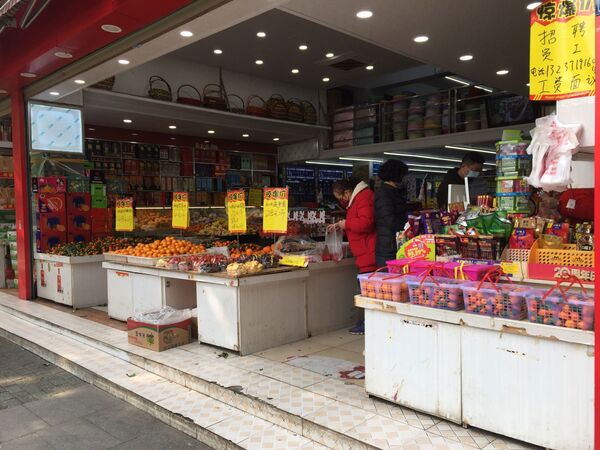 Редкие покупатели в супермаркете Уханя, Китай - Sputnik Таджикистан