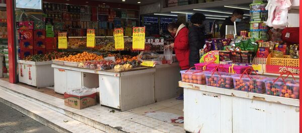 Харидорони ангуштшумор дар мағозаҳои Ухани Чин - Sputnik Тоҷикистон