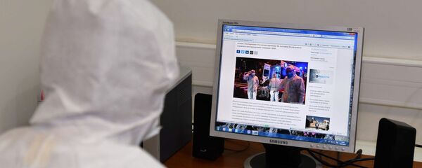 Сотрудники медицинской службы в аэропорту Душанбе - Sputnik Таджикистан