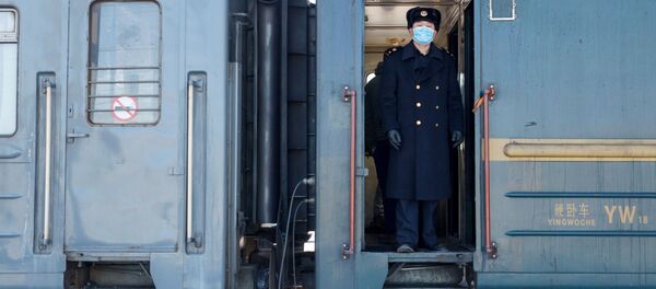 Проводник в вагоне поезда Пекин-Москва на железнодорожном вокзале Иркутск-Пассажирский, архивное фото - Sputnik Тоҷикистон