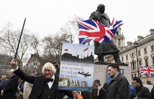Британцы, собравшиеся на Парламентской площади, встретили новость о разводе с Европой ликованием - Sputnik Таджикистан