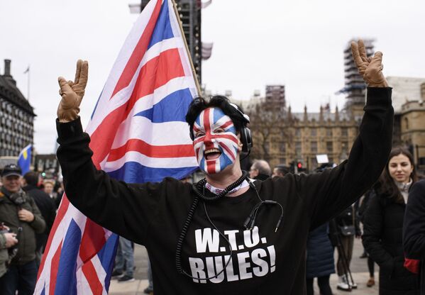 Сторонник Brexit на торжественных мероприятиях, посвященных выходу Великобритании из ЕС (Brexit Party) на площади Парламента в Лондоне вблизи Вестминстерского дворца. - Sputnik Таджикистан