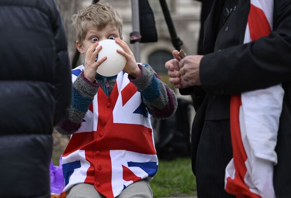 Мальчик на торжественных мероприятиях, посвященных выходу Великобритании из ЕС (Brexit Party). - Sputnik Таджикистан