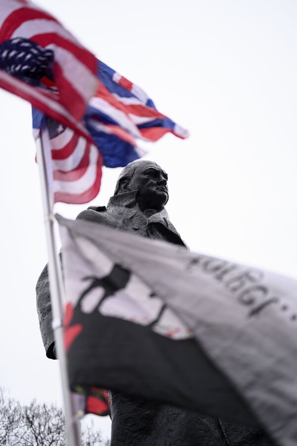 Памятник Уинстону Черчиллю на площади Парламента в Лондоне вблизи Вестминстерского дворца, где проходят торжественные мероприятия, посвященные выходу Великобритании из ЕС (Brexit Party). - Sputnik Таджикистан