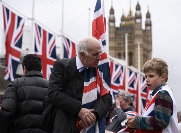 Сторонники Brexit на торжественных мероприятиях, посвященных выходу Великобритании из ЕС (Brexit Party) на площади Парламента в Лондоне вблизи Вестминстерского дворца. - Sputnik Таджикистан