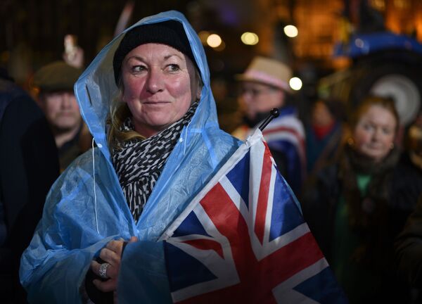 Сторонница Brexit на торжественных мероприятиях, посвященных выходу Великобритании из ЕС (Brexit Party) на площади Парламента в Лондоне вблизи Вестминстерского дворца. - Sputnik Таджикистан