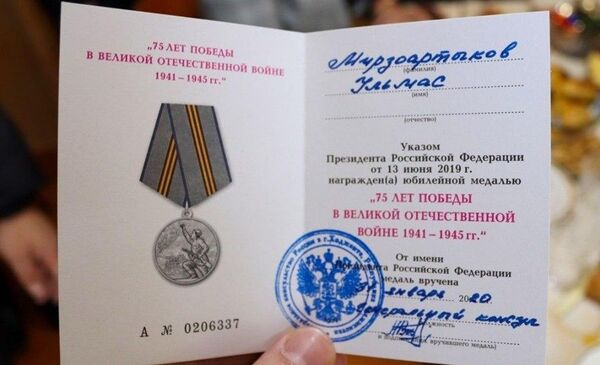 Қадршиносии Путин аз се иштирокчии 95-солаи ҶБВ аз Суғд - Sputnik Тоҷикистон