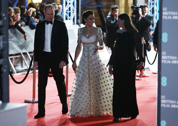 Герцогиня Кэтрин предстала на красной дорожке в платье Alexander McQueen, которое ранее надевала в Малайзии во время официального турне по Юго-Восточной Азии - Sputnik Таджикистан
