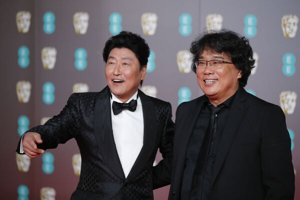 Южнокорейские актер Сон Кан Хо и режиссер Пон Чжун Хо пришли на церемонию в черных костюмах - Sputnik Таджикистан