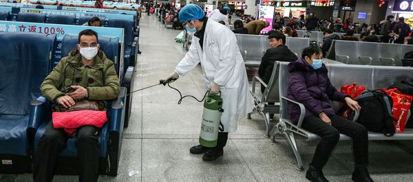 Cотрудники, проводящие дезинфекцию на северном железнодорожном вокзале Интан в Наньчане - Sputnik Тоҷикистон