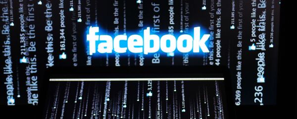 Логотип социальной сети Фейсбук на экране компьютера. Логотип социальной сети Фейсбук на экране компьютера. - Sputnik Таджикистан