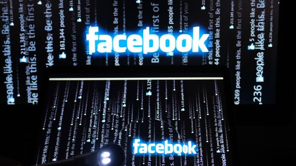 Логотип социальной сети Фейсбук на экране компьютера. - Sputnik Таджикистан