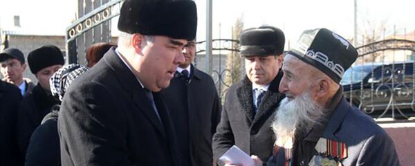 Раджабзода навестил ветеранов ВОВ - Sputnik Тоҷикистон