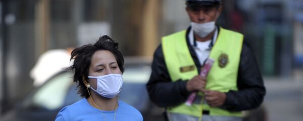 Cпортсменка в медицинской маске Cпортсменка в медицинской маске - Sputnik Таджикистан