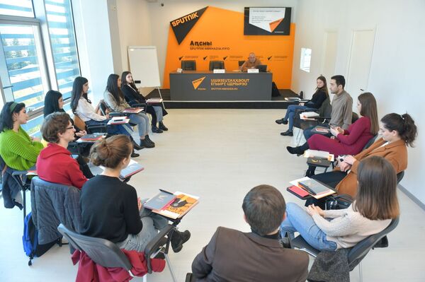 Нахустин лоиҳаи таълимии SputnikPro барои рӯзноманигорон дар Тоҷикистон доир мешавад - Sputnik Тоҷикистон