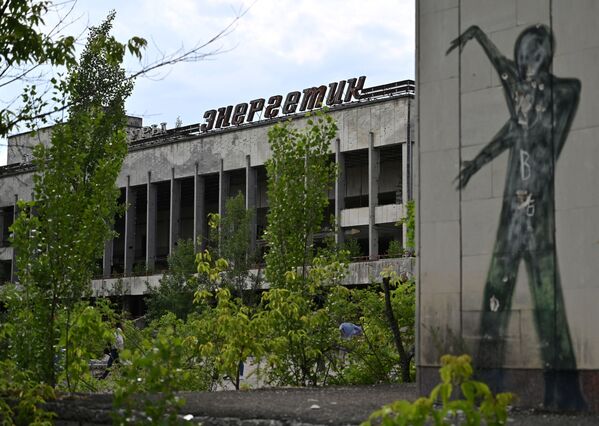 Граффити на бывшем доме культуры Энергетик в городе-призраке Припять - Sputnik Таджикистан