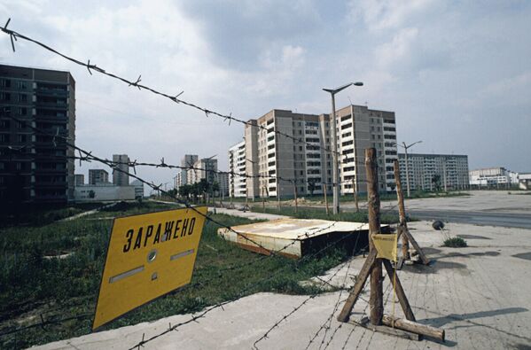 Ограждения на улицах города Припяти в Киевской области после аварии на Чернобыльской АЭС. 1986 г. - Sputnik Таджикистан