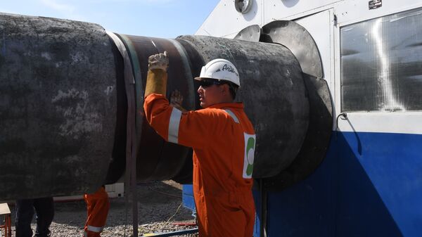 Рабочий на участке строительства газопровода Северный поток-2 - Sputnik Таджикистан