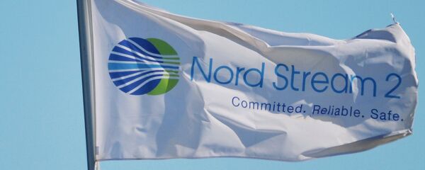 Флаг с символикой компании Nord Stream 2 AG, ведущей строительство газопровода Северный поток-2 - Sputnik Таджикистан