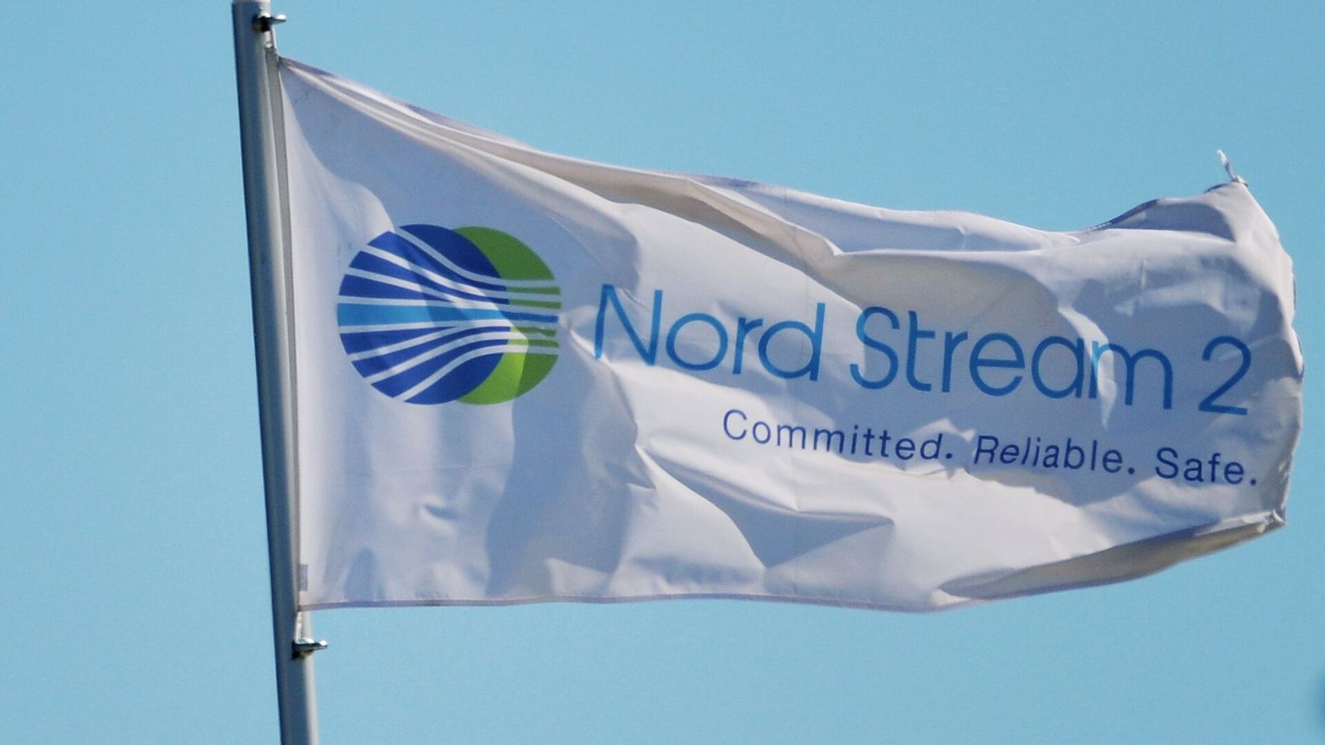 Флаг с символикой компании Nord Stream 2 AG, ведущей строительство газопровода Северный поток-2 - Sputnik Таджикистан, 1920, 16.12.2021