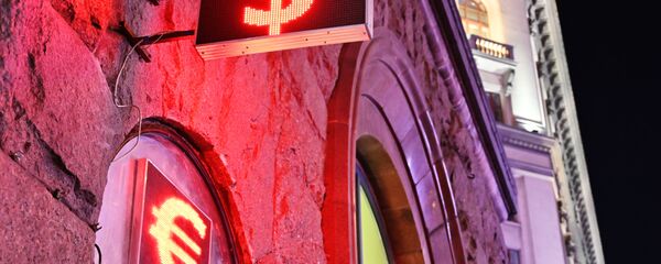 Знаки евро и доллара на табло курса валют - Sputnik Таджикистан