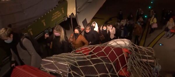 Эвакуированные из Уханя поблагодарили российских военных медиков за спасение - YouTube Эвакуированные из Уханя поблагодарили российских военных медиков за спасение - YouTube - Sputnik Таджикистан