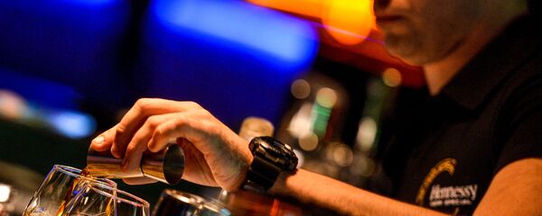 Бармен разливает напитки - Sputnik Тоҷикистон
