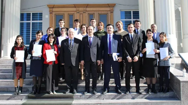 Супоридани гувоҳинома ба хатмкунандагони Донишкадаи сиёсати давлатӣ ва идоракунии Донишгоҳи Осиёи Марказӣ - Sputnik Тоҷикистон