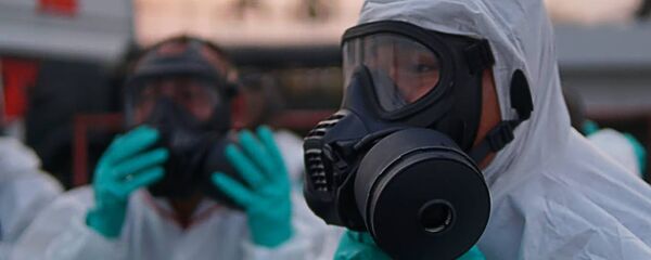 Сотрудники в защитных костюмах во время эвакуации Сотрудники в защитных костюмах во время эвакуации - Sputnik Тоҷикистон