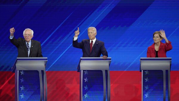 Кандидаты в президенты США Берни Сандерс, Джо Байден и Элизабет Уоррен во время дебатов - Sputnik Таджикистан