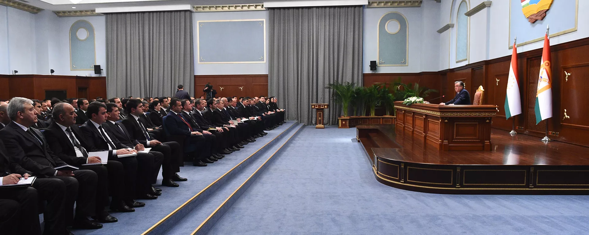 Мулоқоти Эмомалӣ Раҳмон, раисиҷумҳури Тоҷикистон, бо мақомдорони навтаъин дар додгоҳҳо - Sputnik Тоҷикистон, 1920, 19.06.2021