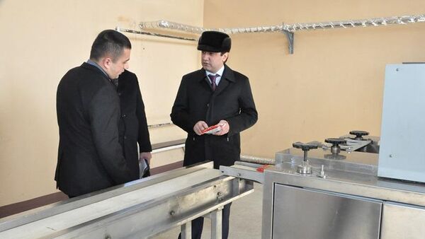 Мэр Душанбе Рустам Эмомали в ходе знакомства со строительством производственных объектов - Sputnik Таджикистан